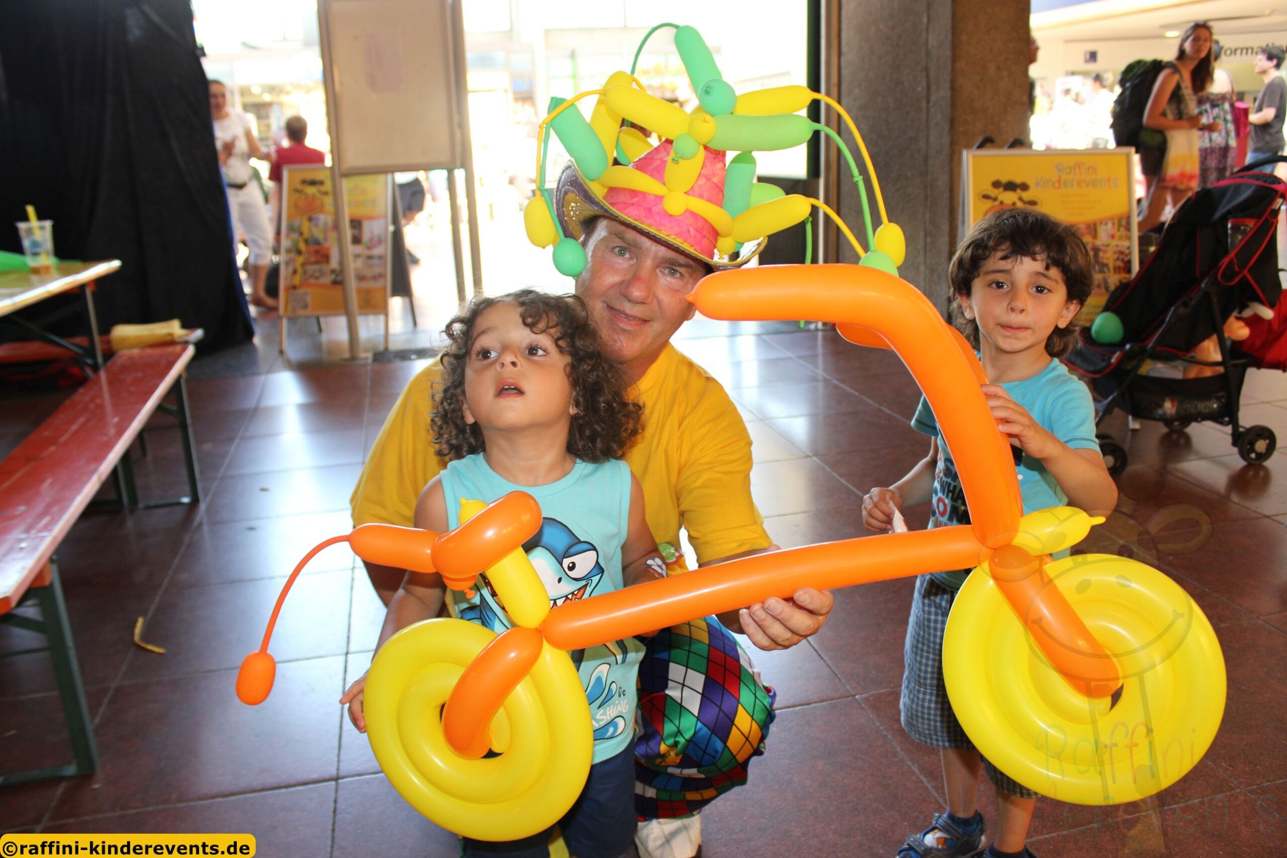 Ballon Kuenstler Kinderfest Hauptbahnhof Heidelberg