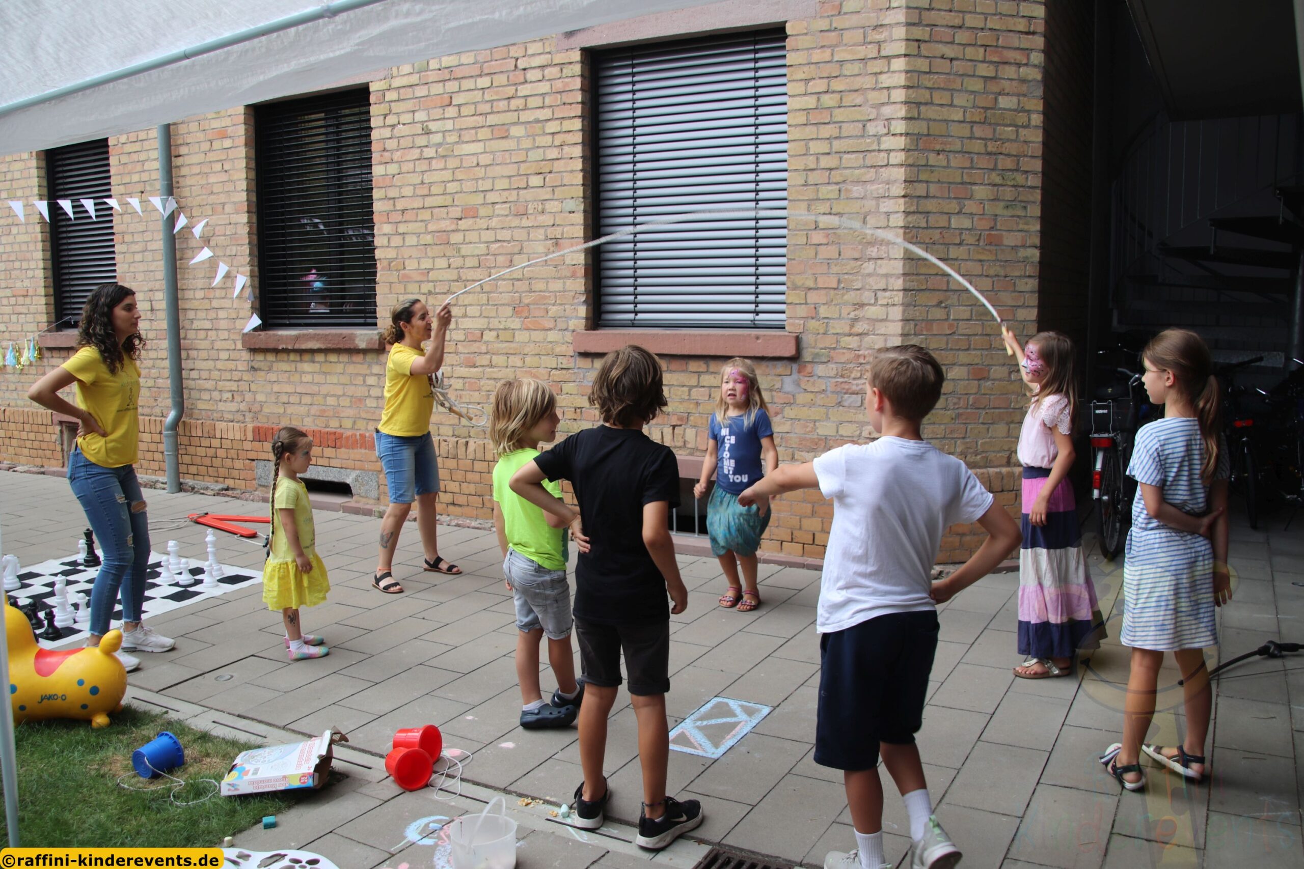 Kinderspiele, Animation buchen