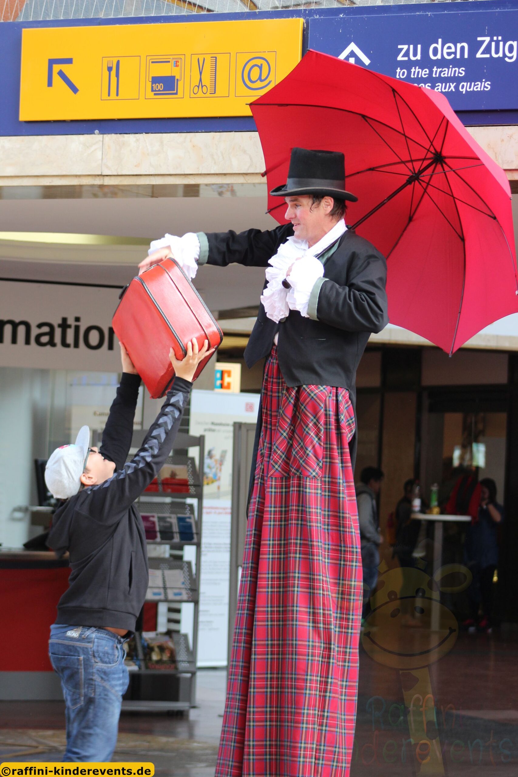 Stelzen Kuenstler, Kinderfest Hauptbahnhof Heidelberg