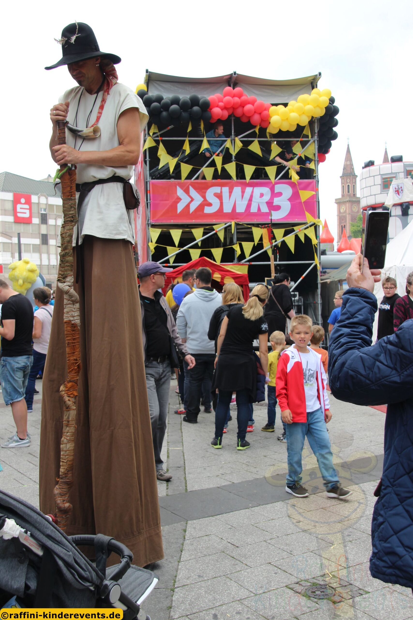 Stelzen Laueufer Kuenstler Ludwigshafen Stadtfest