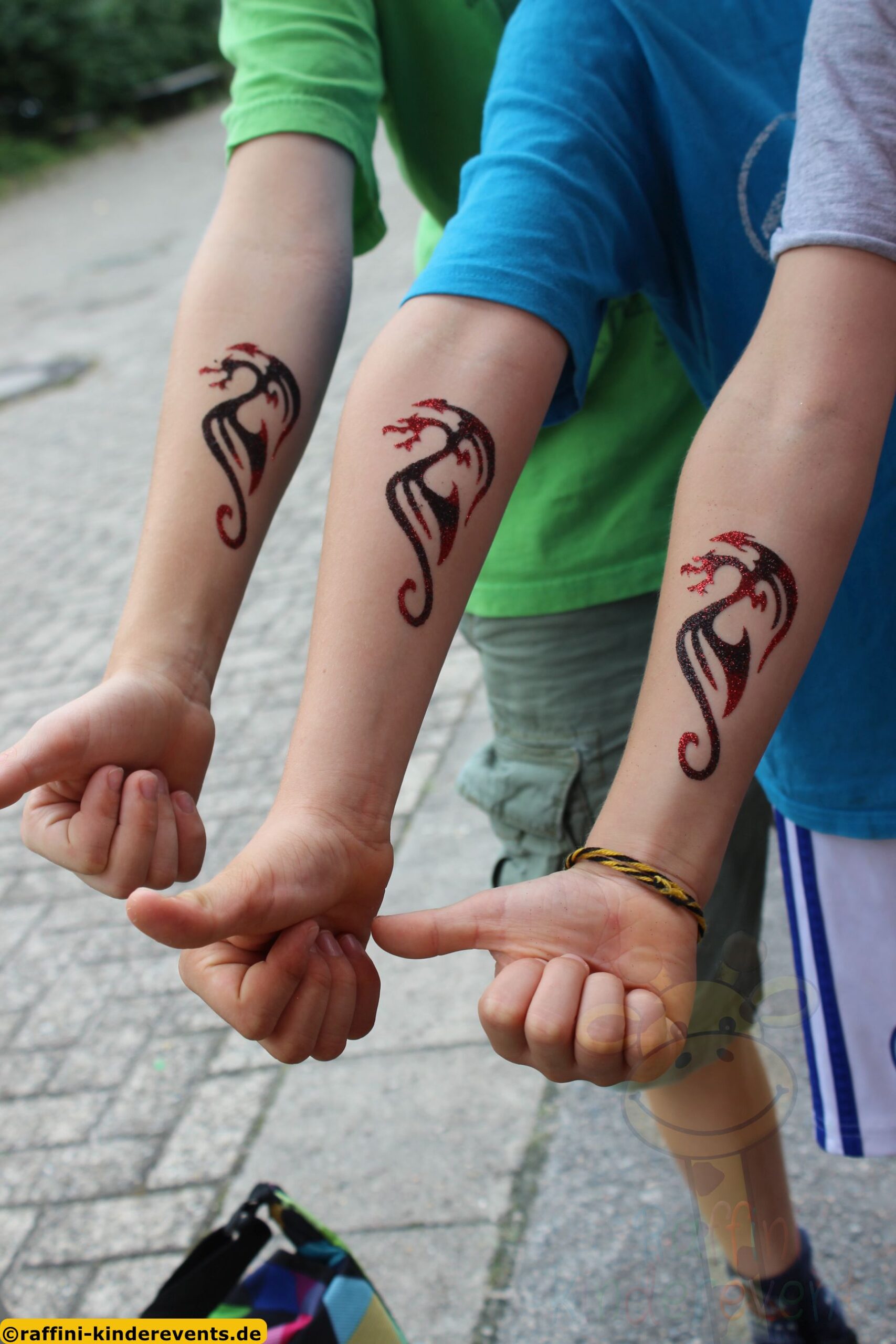 Vereinsfeier Jungs Kinder Glitzer tattoos